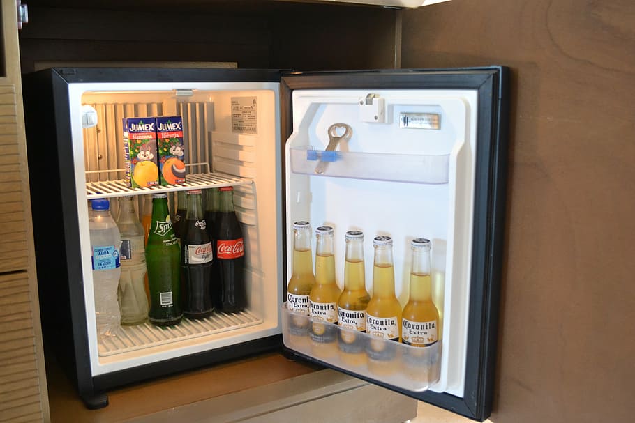 Frigobar equipado con bebidas en la cabaña